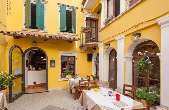 una antigua posada que es un hito italiano ... a unos 200 años "1 suite"