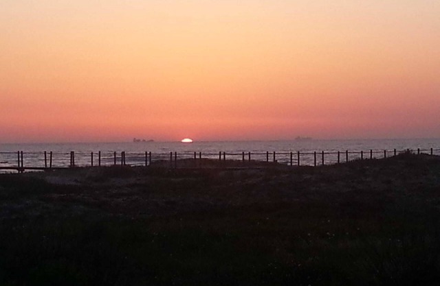 ... un lugar junto al mar, río y ciudad ...