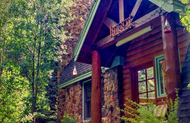 Una cabaña de lujo frente al río en la montaña: el mejor lugar para relajarse, esquiar y hacer rafting en Colorado