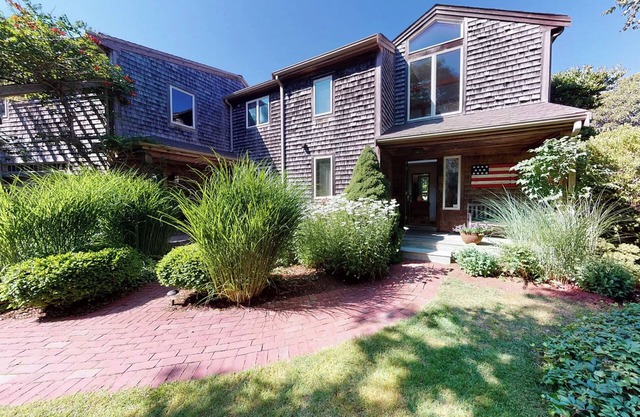 A secluded 4 BR/3 Bath sanctuary surrounded by trees w/ large private pool