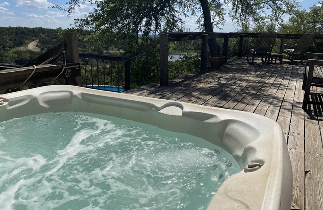 "A slice of paradise" Wonderful cabin w/ amazing views, private pool and hot tub