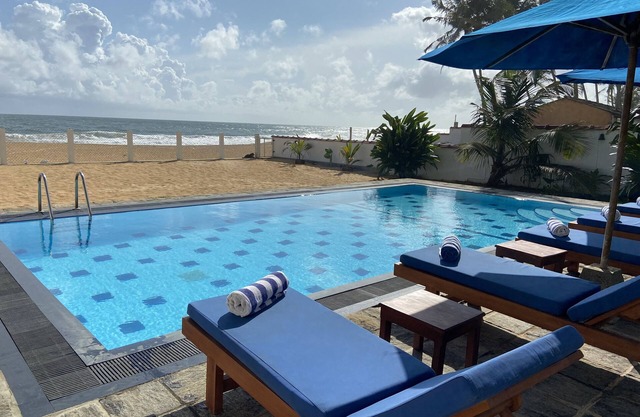 Una espaciosa villa frente al mar con piscina para 8 personas en una ubicación privilegiada