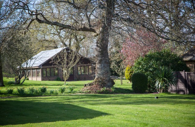 Una espaciosa casa tranquila de una sola planta dentro de una finca rural privada de Wealden