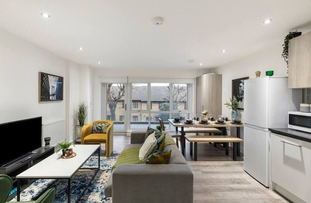 A Splash of Color: Spacious and Funky 3-BR Flat