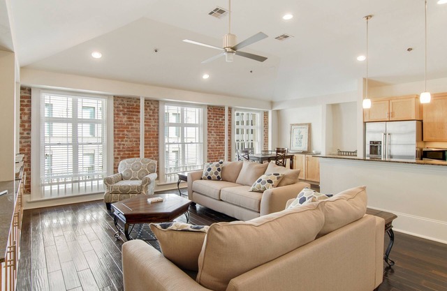 "A Stone's Throw" de French Quarter-Modern Charm Beautiful CBD Condo w / Parking