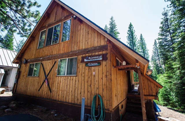 Una super cabina en la costa oeste de Tahoe con DERECHOS DE PLAYA PRIVADOS. Contra el bosque