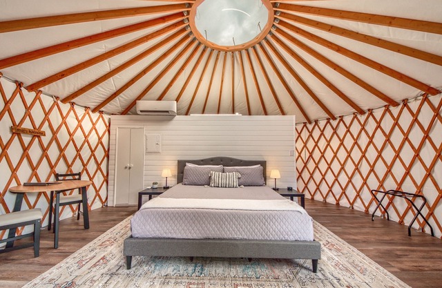 A Unique Texas Hill Country Glamping Experience, pet friendly! Great AC!