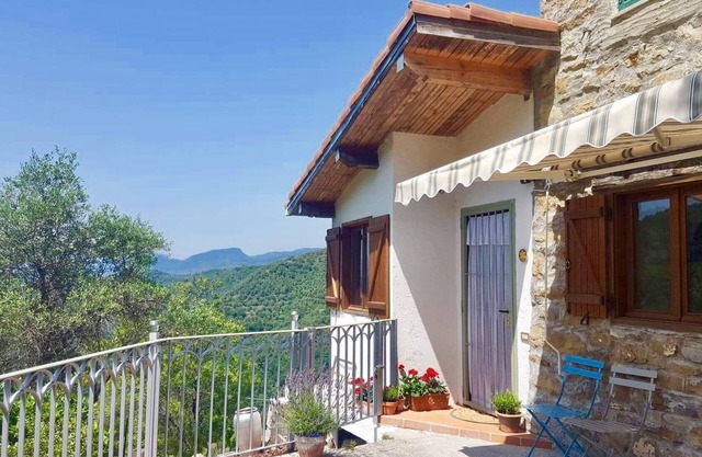 Artistas tradicionales de la casa de Liguria en la hermosa ubicación del valle y la aldea