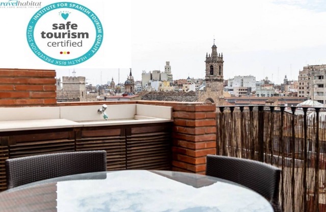 Atico con terraza y vistas a Ciutat Vella