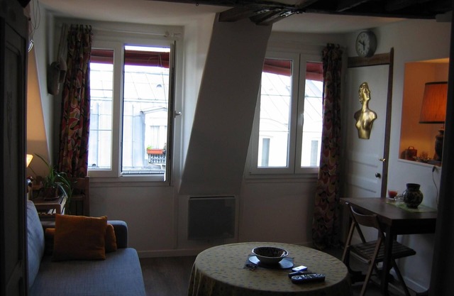 Un estudio muy luminoso en el corazón de París.