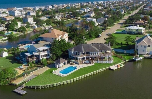 A World Away- 6 bedrooms, Bayfront, Pool, Hot Tub, Dock