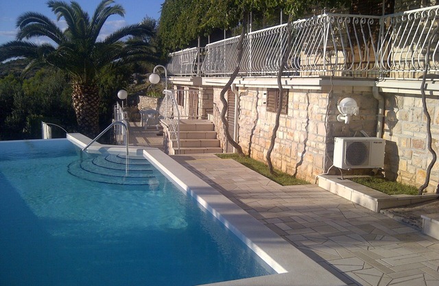 A2 Studio Apartment con 4 camas y piscina climatizada, infinita, masajes.