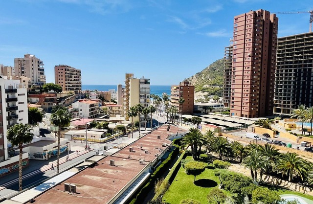 A796 - Completo apartamento con aire acondicionado, garaje y piscina enfrente de la playa