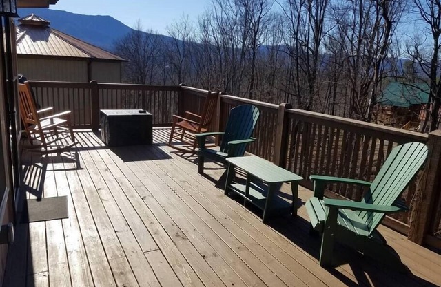 Above it All, New Hot Tub - luxury and nature.