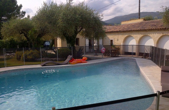 Calma absoluta con piscina privada en un campo de olivos
