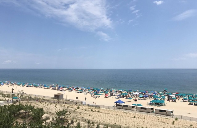 Absolutamente impresionante 3 dormitorios Sea Colony Condo! Frente al mar con renovación premium