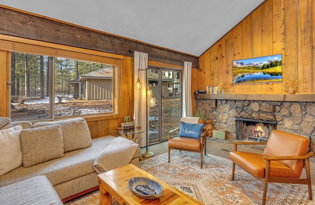 Ac, pet friendly, walking distance to Fort Rock Park, 8 aquatic center passes
