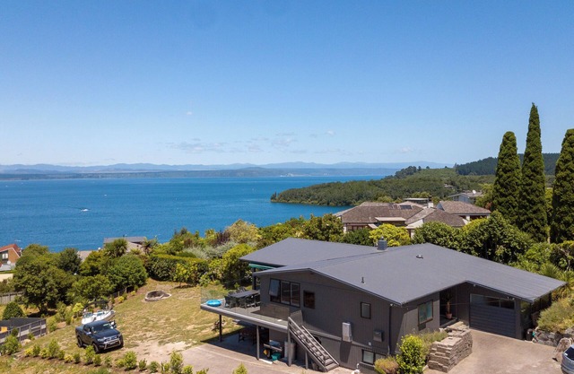 Acacia Bay Bach - Views, Spa & Serenity - Taupo