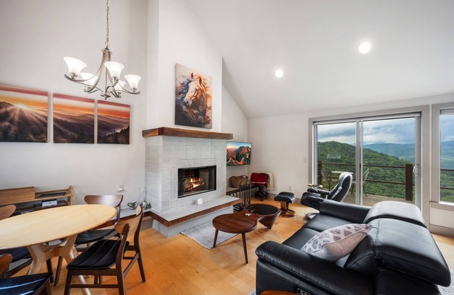 Acorn Ridge: Scenic mountain retreat with hot tub, panoramic views, and classic