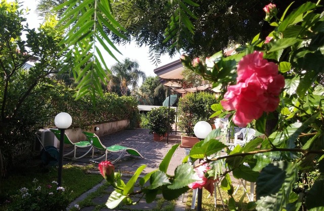 Elegante villa con jardín cerca del mar.