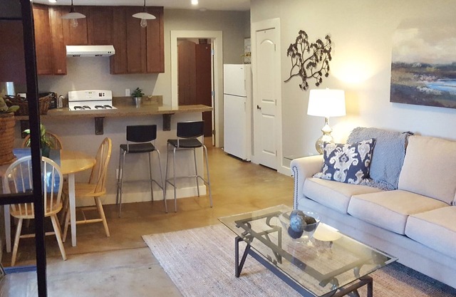 Al otro lado de BART, Nueva construcción1 Bd / 1Ba-Privada