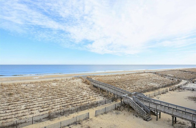 ¡¡ACTIVIDADES DIARIAS GRATIS !! Increíble OCEANFRONT multi-nivel de 5 habitaciones, 5 baños en casa! Los alojamientos de primera clase cuentan con planos de planta abiertos con fantásticas vistas al océano,