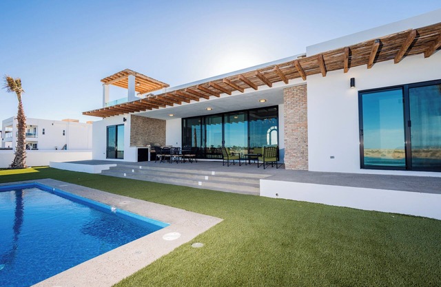 Adora House (4 Bed 4 Bath By FMI Rentals)