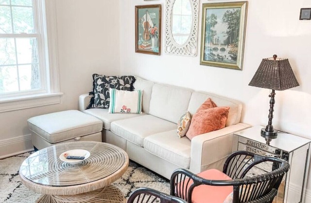 Adorable 1BR Apt. w/ KING bed 1 m. to square!