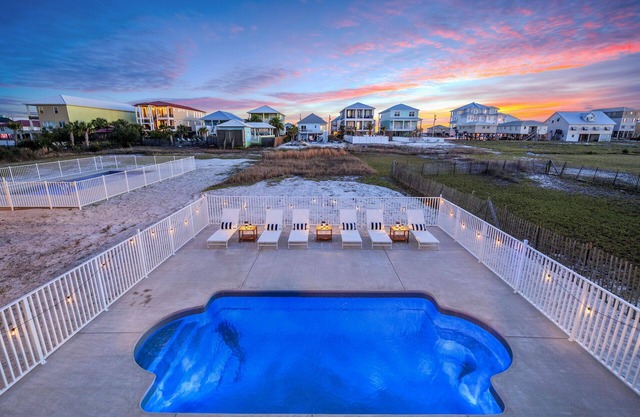 Adorable Beach Bungalow ONE BLOCK from the Gulf HEATED Pool!