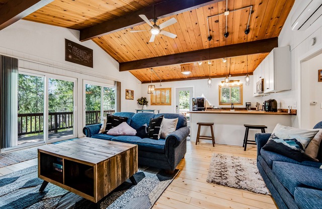 Adorable cabin in the trees near hiking & town w/ deck & high-speed WiFi