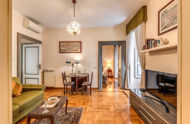 Adorable flat by Barberini Trevi Fountain 09113 IT058091C289CBO8C2