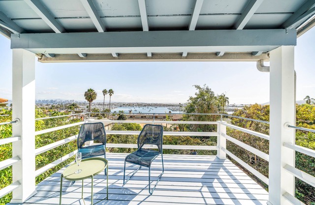 Adorable hogar con buen espacio y vistas impresionantes de la ciudad y el océano.