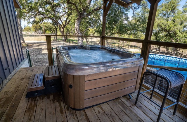 ¡Adorable cabaña que admite mascotas con piscina privada, bañera de hidromasaje y pozo de fuego!