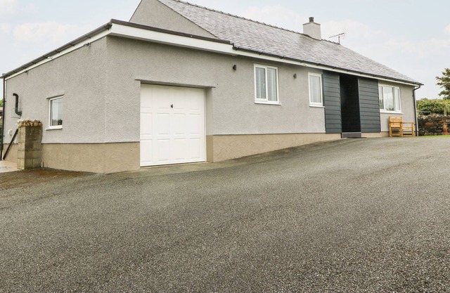 ADWY'R DDÔL, family friendly, with hot tub in Llanfechell