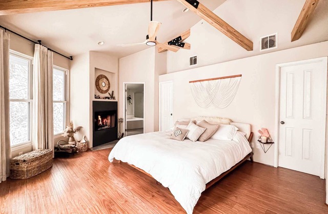 Aerie: Floor-to-Ceiling Windows w/ Forest Views, Spa Tub, AC, Fireplace, Fire Pi