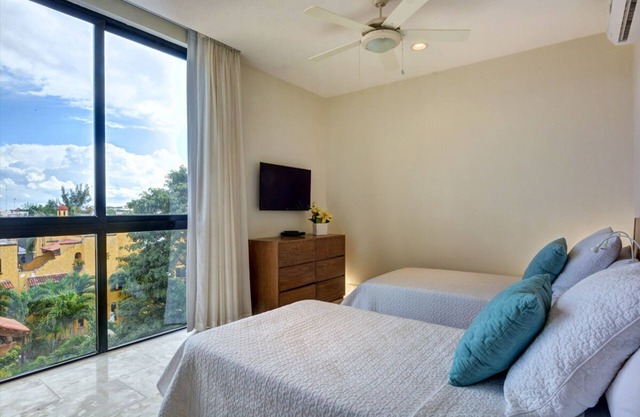 Modern 2BR condo, Balcony, Gym, Rooftop pool, Safe building, Free Wifi (407N)