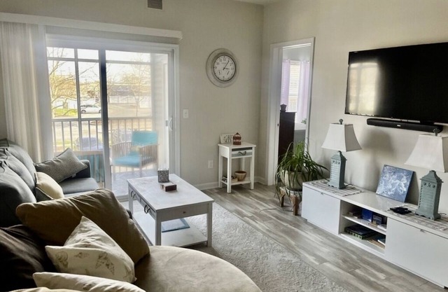 Affordable and family friendly. Cozy, oasis by the beaches🏖️☀️ Condo with pool!