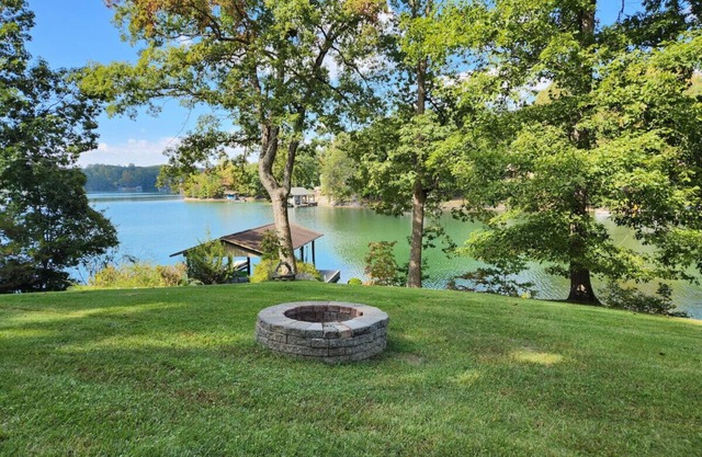 Casa de vacaciones frente al lago de 5 dormitorios y 3 baños en Smith Mountain Lake - para 10 personas