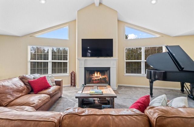 Aidan's Mountainside Manor: Serene, Spacious Elegance near Adventure