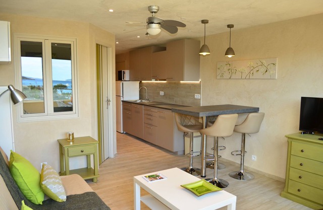 Apartamento con aire acondicionado y acceso directo a la playa con excepcionales vistas al mar.