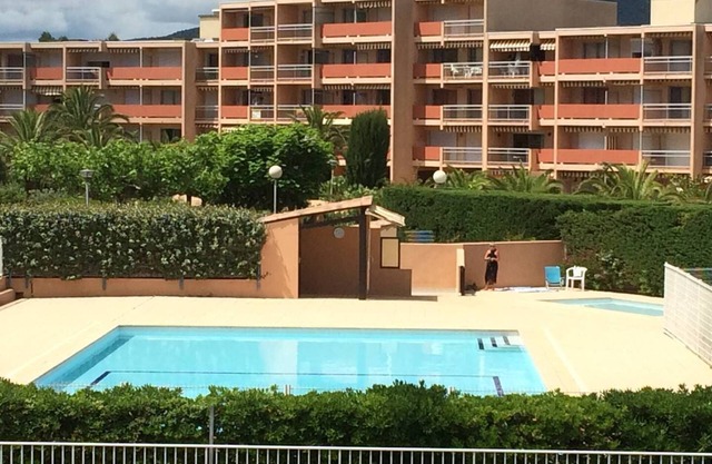 HERMOSO APARTAMENTO DE 2 HABITACIONES COMPLETAMENTE RENOVADO