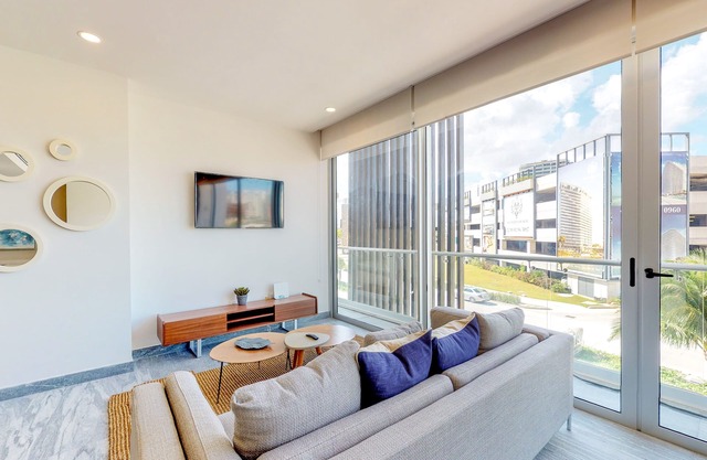Apartamento moderno con terraza compartida, gimnasio, gimnasio en la jungla, bar, piscina y vistas a la ciudad.