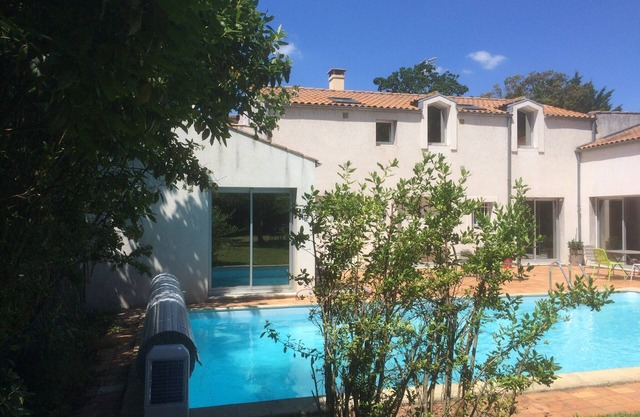 Gran casa con piscina en La Rochelle capacidad 15 camas idealmente ubicada