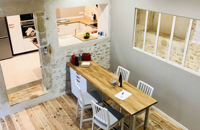 Casa con aire acondicionado y patio en el corazón del pueblo cerca del río.