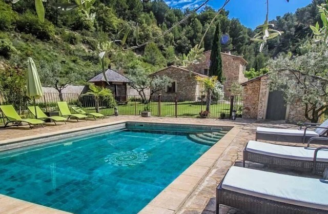 Air-conditioned Mas provençal in Le Barroux, Mont-Ventoux, Vaucluse with fenced pool, pets...