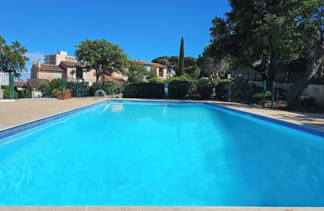 Air-conditioned Provençal Mazet for 10 people
