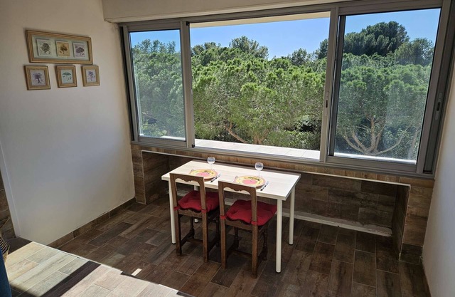 Air conditioning, fibre connection, in the heart of Les Sablettes, all on foot...