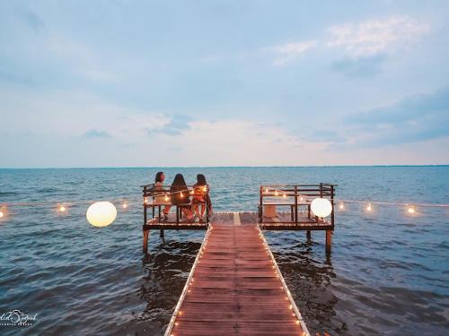Airport waterfront chalet