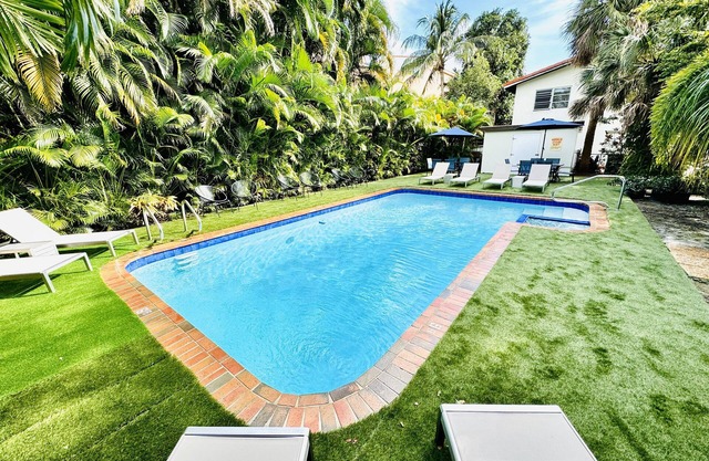 Airy 2 Bedroom 2 Bath Apt w/ Pool Access