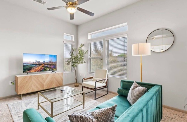 Airy 2BR king suite, fast WiFi, 8 min to Downtown
